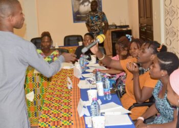 Journalisme engagé : Ekina sensibilise les étudiantes aux droits des femmes