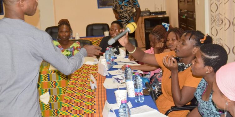 Journalisme engagé : Ekina sensibilise les étudiantes aux droits des femmes