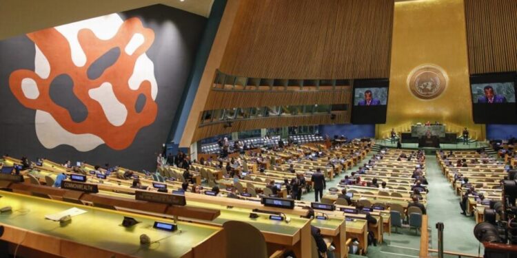 Droits de l’enfant : le CDH adopte de nouvelles résolutions pour renforcer l’éducation et la protection numérique