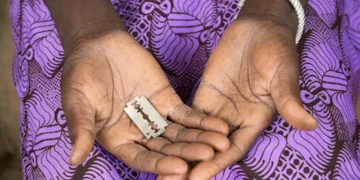 Gambie : une nourrice décède après une excision, l’indignation s’amplifie