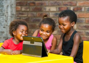 Réseaux sociaux interdits aux moins de 15 ans en France : le Togo doit-il ouvrir le débat ?