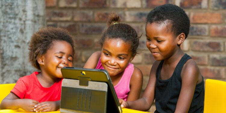 Réseaux sociaux interdits aux moins de 15 ans en France : le Togo doit-il ouvrir le débat ?